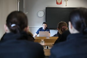 Policjant prowadzący lekcje