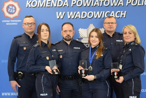 zdjęcie grupowe policjantek, które zajęły miejsca na podium w zawodach strzeleckich