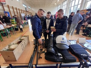 I Zastępca Komendanta omawia sprzęt policyjny