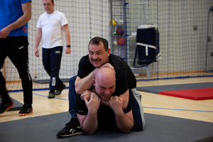 Instruktor medyczny stosujący obchwyt szyjny