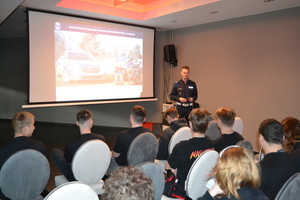 Policjant omawiający zagadnienia przepisów drogowych