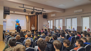 sala z dziećmi - policjant przemawia