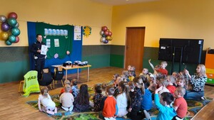 Policjant i dzieci podczas prelekcji w przedszkolu w Rudzach