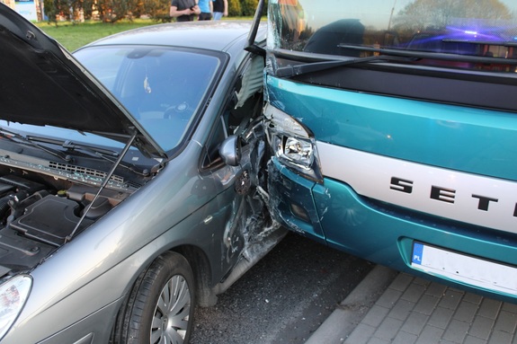 uszkodzony autokar i samochód osobowy