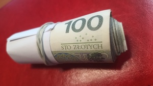 zwinięty plik banknotów