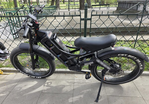 pojazd z napędem elektrycznym zaparkowany na chodniku