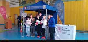 grupa uczniów z dyplomami obok nic dwie kobiety i policjanci