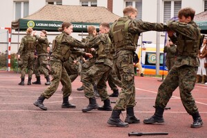 kadeci LO w Trzebini podczas pokazu