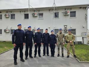 zdjęcie komendanta z uczestnikami misji