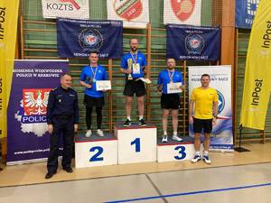 na podium najlepsi zawodnicy w kategorii open, obok Komendant Wojewódzki Policji i Wiceprezes Zarządu InPost