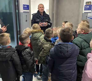 Policjant przemawiający do dzieci