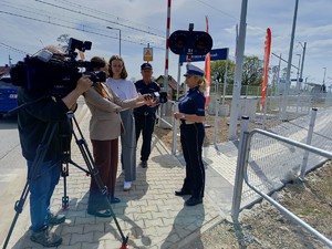 Policjantka udziela wywiadu dziennikarzom