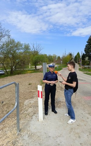 Policjantka udziela wywiadu dla radia eska