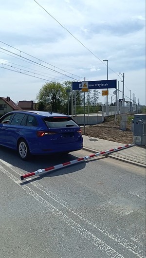 Leżąca rogatka najechana przez samochód