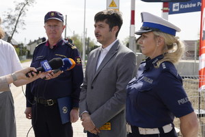 małopolski rzecznik polskich kolei państwowych oraz nakomisarz Biel-Radwańska w trakcie brifingu oraz zastępca komendanta wojewódzkiego SOK