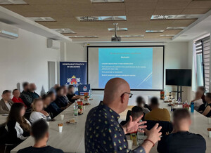 Szkolenie funkcjonariuszy z Komisariatu V w tle prezentacja