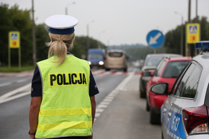 Policjantka nadzorująca ruch pojazdów