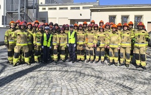 wspólne zdjęcie uczestników kursu i policjantek prowadzących szkolenie