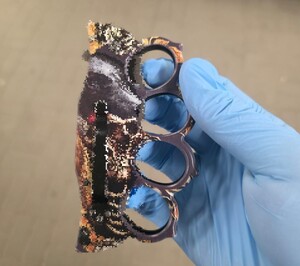 Kastet z chowanym ostrzem