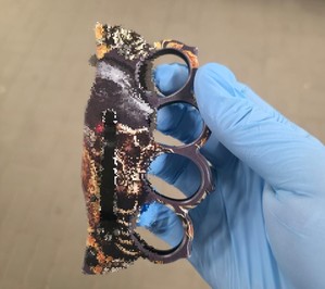 Kastet z chowanym ostrzem