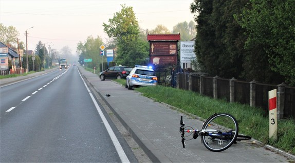 Babice potrącenie rowerzysty rower radiowóz  i samochód na chodniku przy ulicy