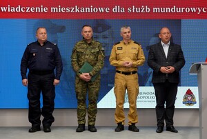 zdjęcie przedstawicieli służb na scenie