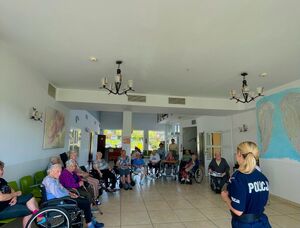 policjantka podczas prelekcji