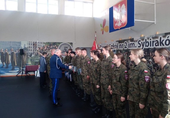 komendant wręcza certyfikaty i upominki