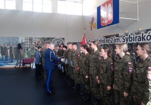 komendant wręcza certyfikaty i upominki