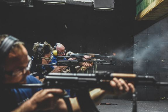 Policjanci strzelajacy z karabinów Akms