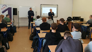 uczniowie podczas prelekcji promującej zawód policjanta