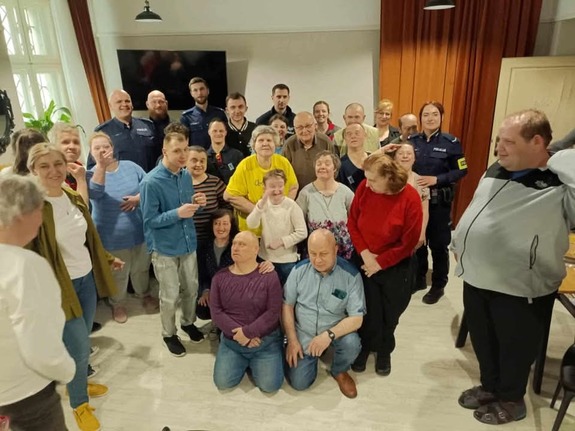 wspólne zdjęcie policjantów i podopiecznych fundacji