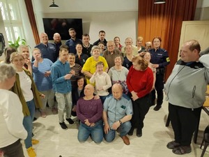 wspólne zdjęcie policjantów i podopiecznych fundacji
