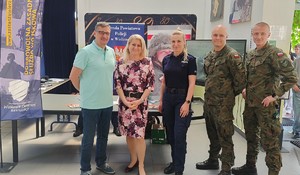 Dyrekcja Szkoły Średniej w Niepołomicach, policjantka KPP Wieliczka oraz żołnierze WCR Kraków