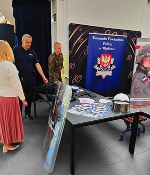 Dzielnicowy podczas Dni Otwartych Szkoły w Niepołomicach