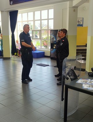 Dzielnicowy rozmawia z uczniami klasy o profilu policyjnym