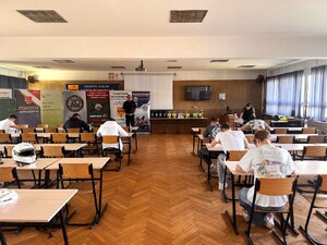 zawodnicy podczas rozwiązywania testu wiedzy