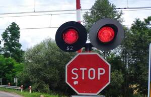 Przejazd kolejowy znak stop światło czerwone