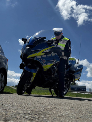 Policjantr siedzacy na motocyklu-8