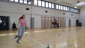 Dziewczyna biegnaca przez sale gimnastyczna