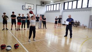 Dziewczyna rzucająca piłą