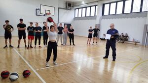 Dziewczyna rzucająca piłą