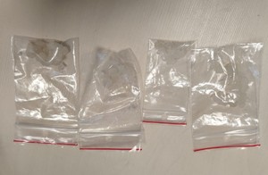 Cztery woreczki strunowe wewnątrz których znajdują się środki odurzające w postaci białych kryształków