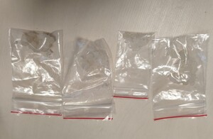 Cztery woreczki strunowe wewnątrz których znajdują się środki odurzające w postaci białych kryształków