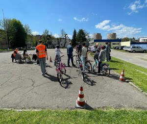 uczestnicy przygotowują się do jazdy rowerem przez tor przeszkód
