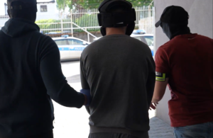 stop klatka z filmu z doprowadzenia mężczyzny do prokuratury