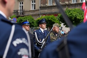 policjant w czasie pełnienia warty przed grobem nieznanego żołnierza