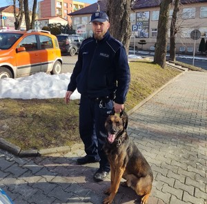 Policjant przewodnik z psem