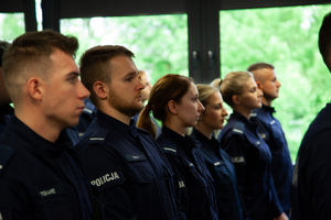 Policjanci i Policjnatki stojący w szeregu na baczność