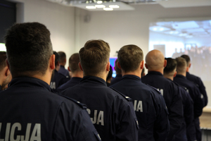 Policjanci w szeregu stojący tyłem